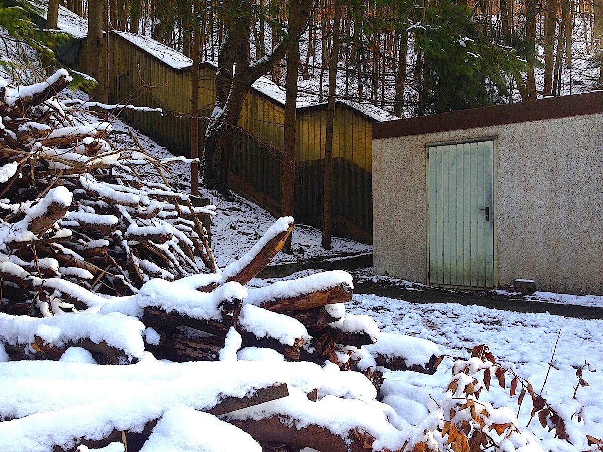 Hinten diesem unauffälligen Eingang versteckt sich die gigantische Bunkeranlage in Urft