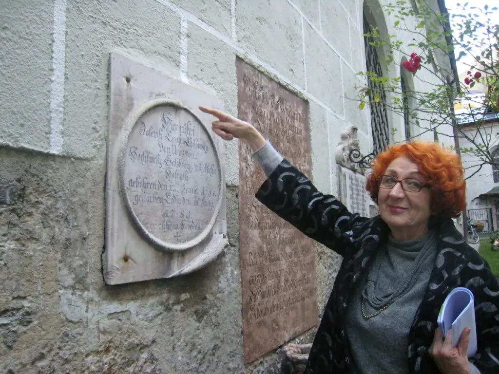 Stadtführerin Heidi Hochreisser hilft die geheimnisvollen Zeichen auf dem Friedhof zu entschlüsseln
