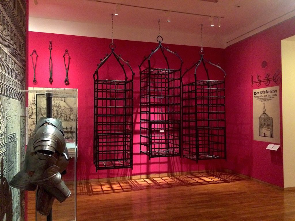 Münster, das Königreich der Wiedertäufer - Im Stadtmuseum von Münster sind die original Folterwerkzeuge ausgestellt sowie Nachbauten der Käfige