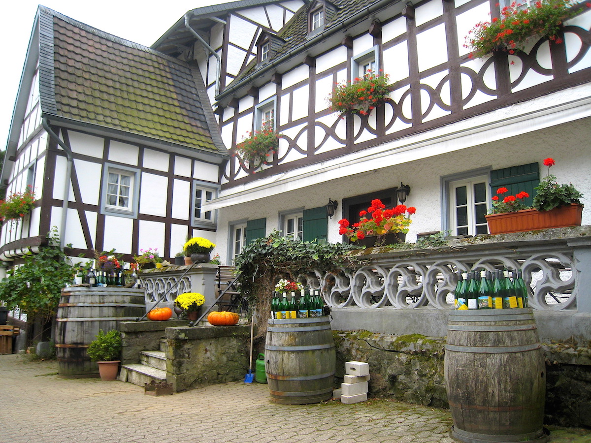 Weinwandern und Weingenuss im Siebengebirge - Das Gut Sülz gehörte früher zum Kloster Heisterbach