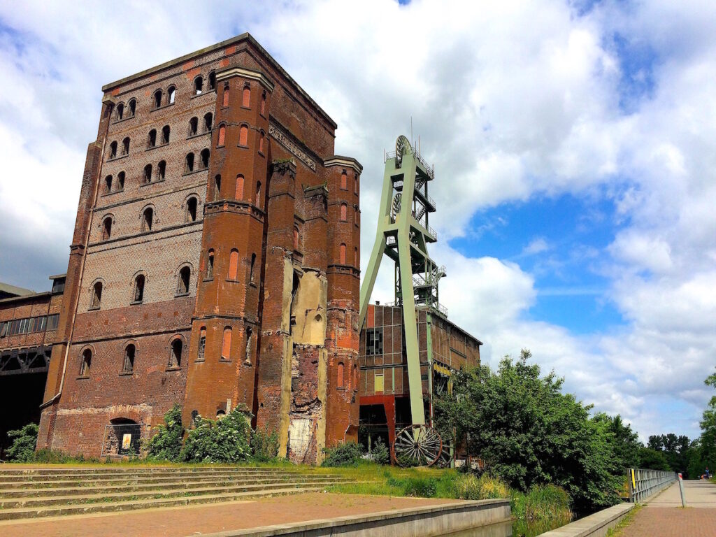 Beeindruckende Industrievergangenheit mit wuchernder Natur zu entdecken beim Halden-Hügel-Hopping im Ruhrgebiet