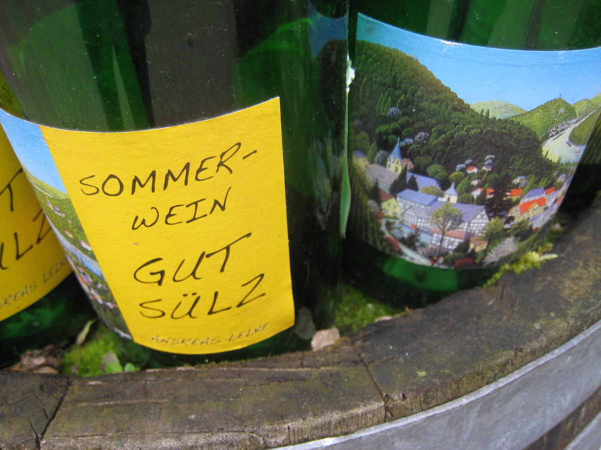 Das Gut Sülz gehörte früher zum Kloster Heisterbach - Weinflaschen vom Gut Sülz