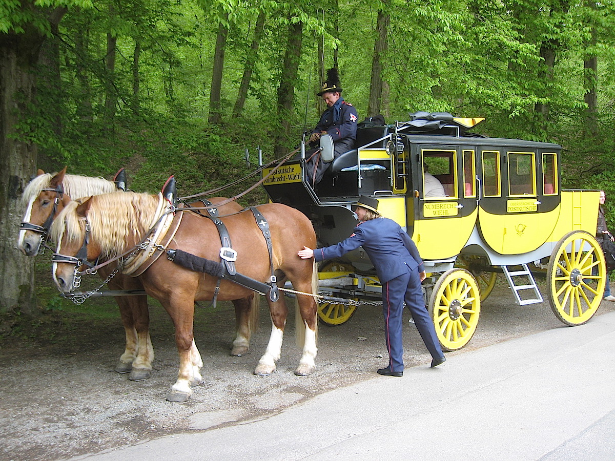 Die Postkutsch-Fahrten finden zwischen Mitte April und Mitte Oktober statt