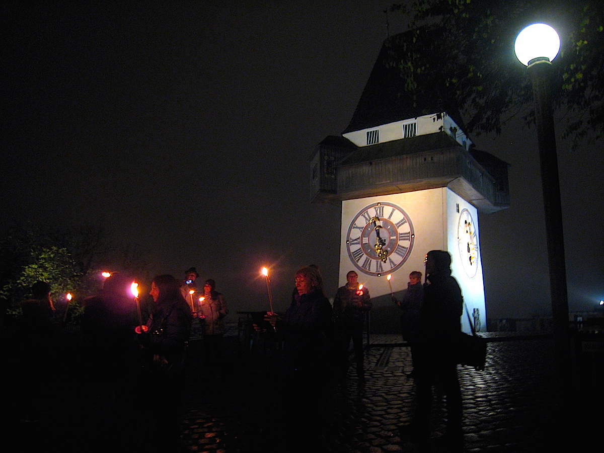 Die Fackelwanderung führt zum Uhrturm
