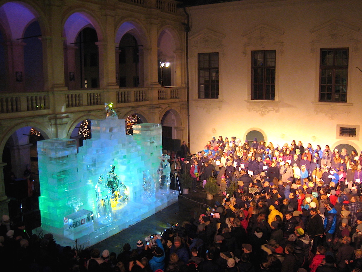 Die Eiskrippe im Rennaissancehof ist ein Erlebnis