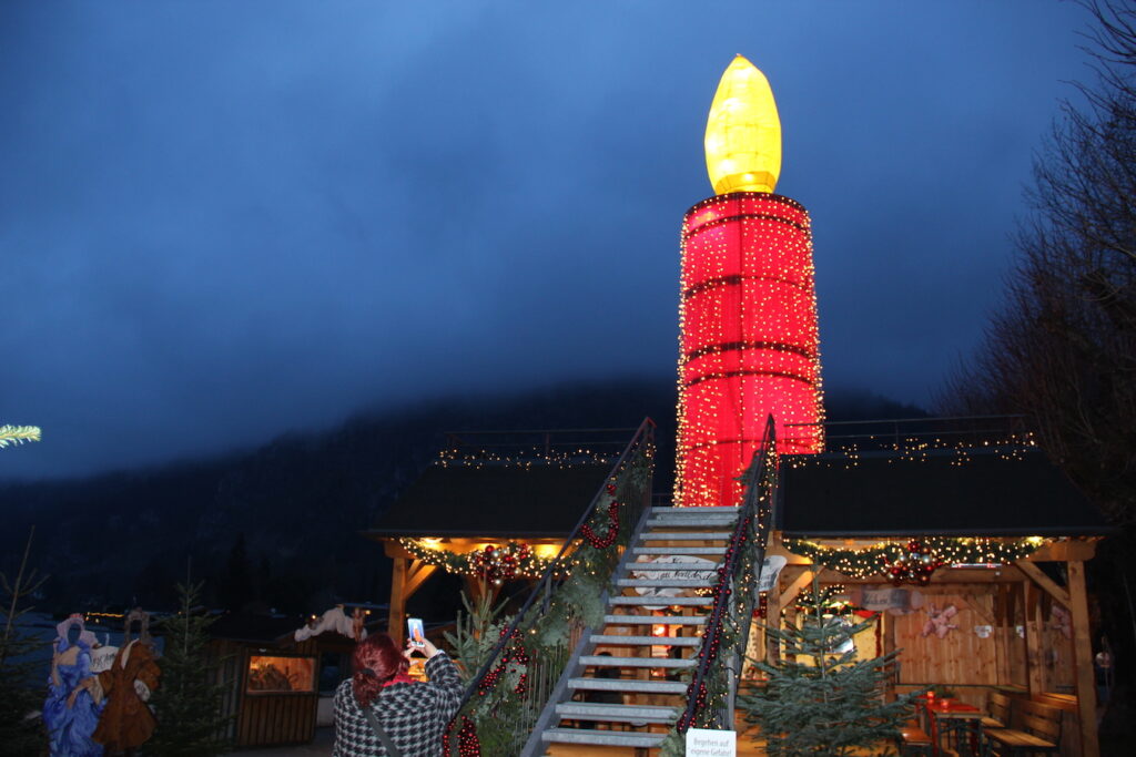 Diese Kerze misst mit Unterbau 14 Meter und ist das Wahrzeichen des St. Gilgener Advent