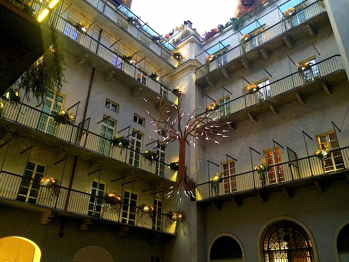Der Innenhof dieses Palazzo wird durch einen Lichterbaum geschmückt - Luci d’artista in Turin