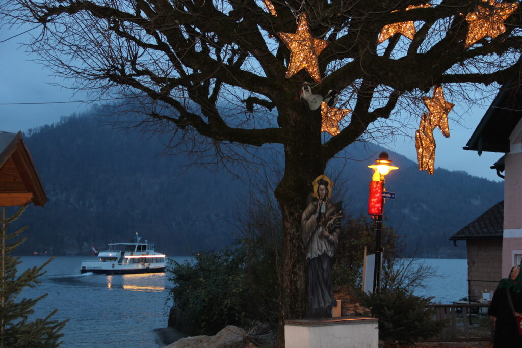 Die Adventsschiffe verkehren über den Wolfgangsee von Ort zu Ort