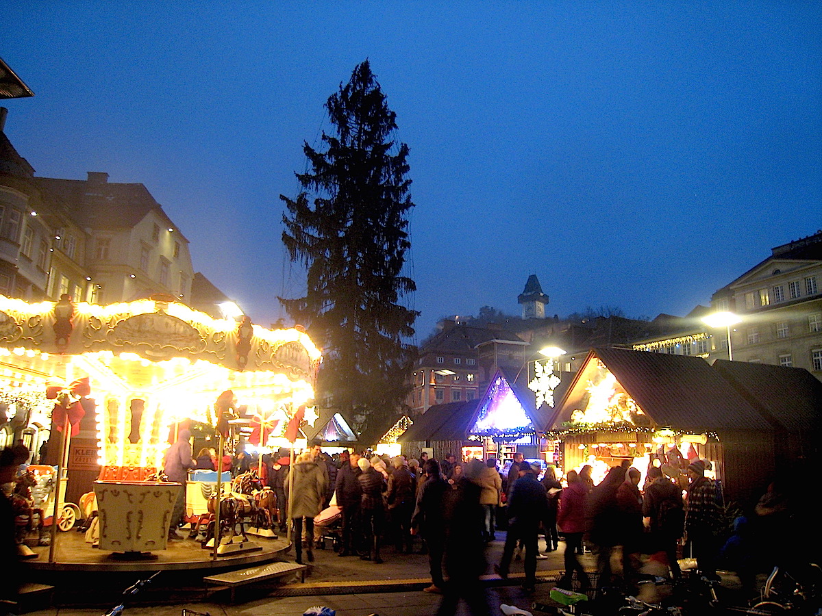Noch ist der Baum dunkel, aber in wenigen Minuten werden tausende Lichter aufleuchten