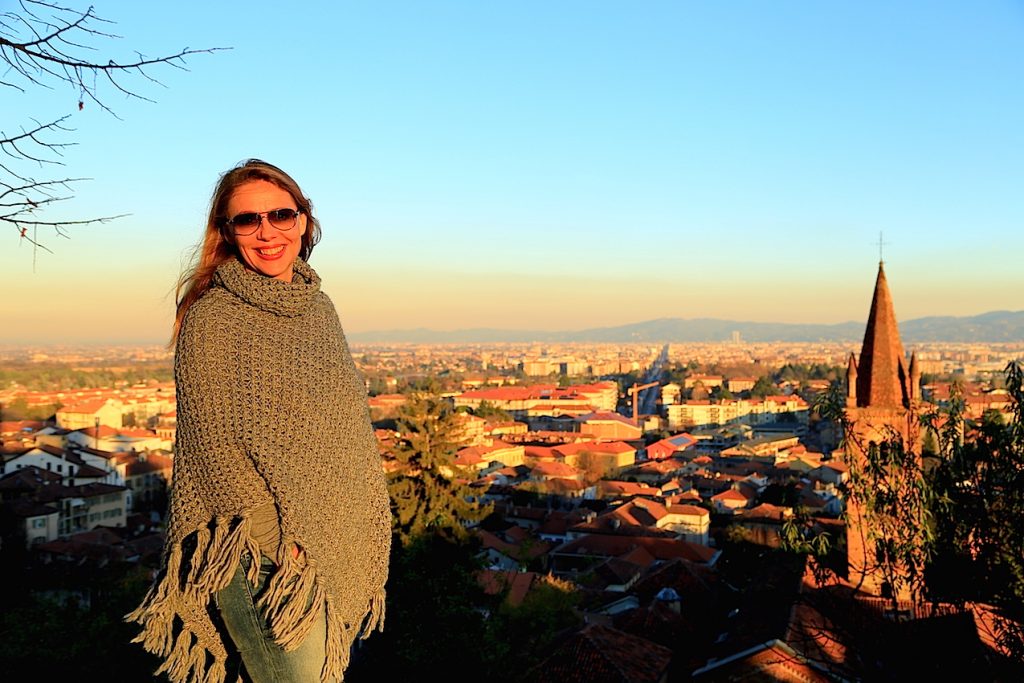 WDR4 Reiseexpertin Antje Zimmermann genießt den Ausblick vom Castello di Rivoli auf Turin