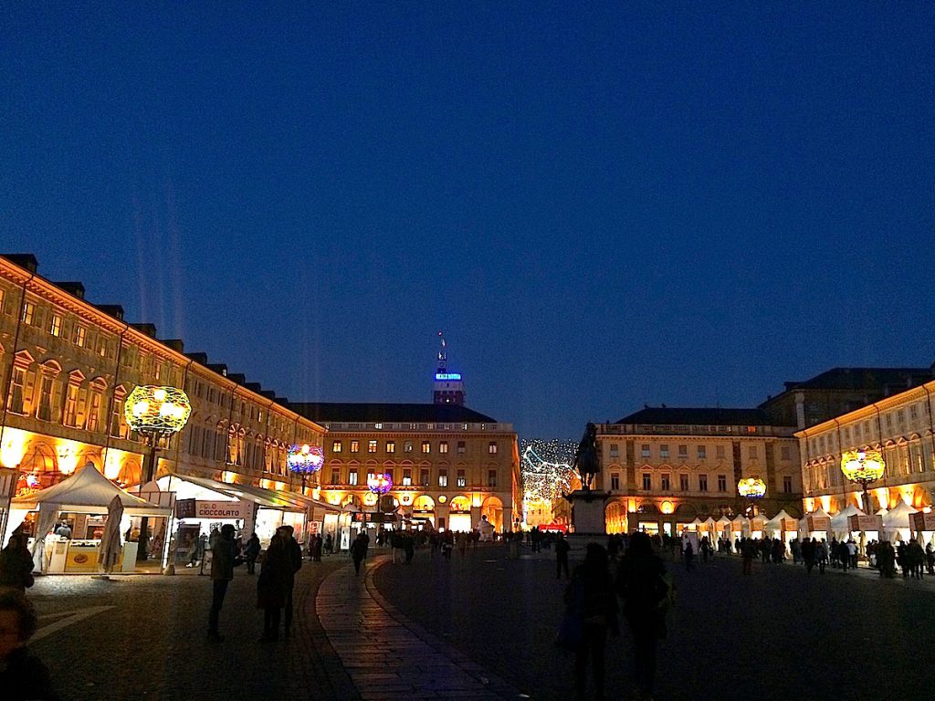 Turin wird sträflich unterschätzt und gerade in der Weihnachtszeit, wenn die luci d'artista erstrahlen, ist die Stadt ein echter Geheimtipp in Italien.