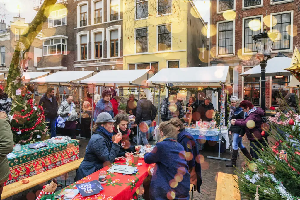 Auch die normalen Wochenmärkte, wie hier der Kerstmarkt, bekommen ein weihnachtliches Dekor. (c vvv Utrecht)