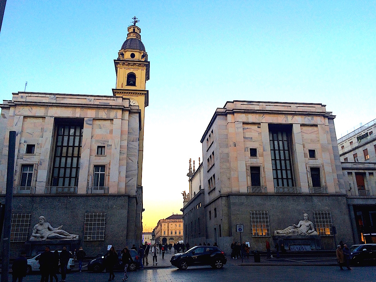 Hinter den historischen Bauten wartet die Luci d’artista in Turin.