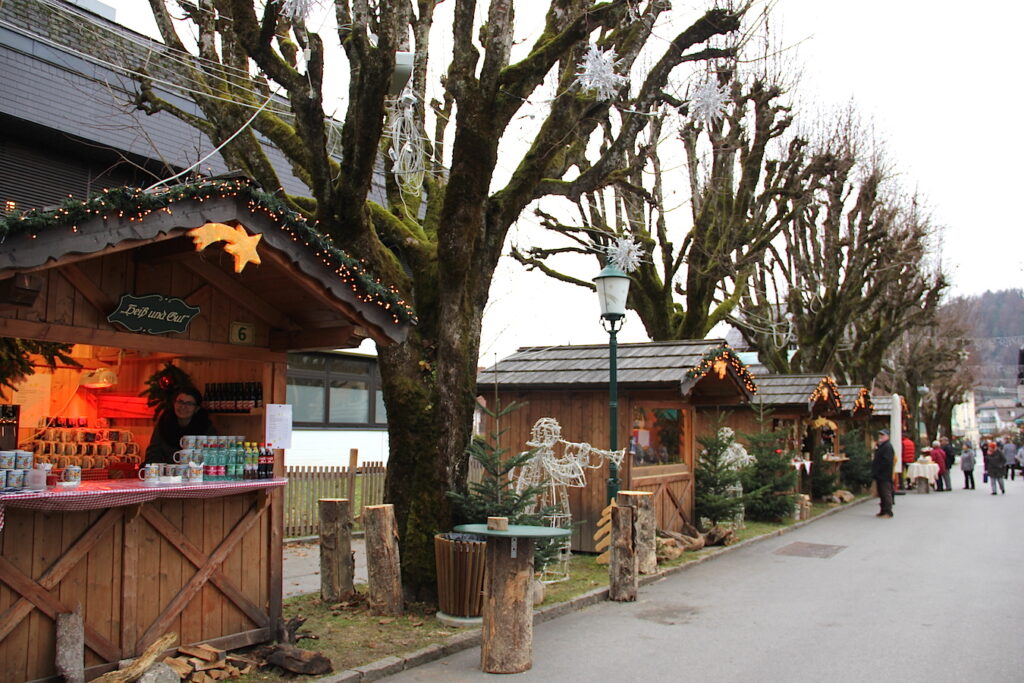 Kleine Buden entlang der Straße in Strobl