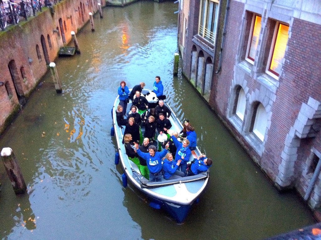 Weihnachten originell in Utrecht - mit Pandabär und guter Stimmung unterwegs in den Grachten der Stadt.