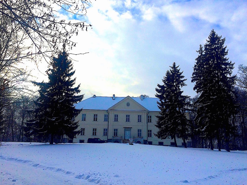 Schloss Eichmedien liegt in der eisig schönen Winterwelt Masuren