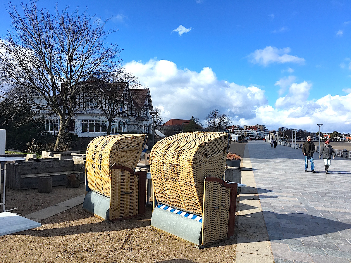 Auch Herbst und Winter lassen sich an der langen Promenade von Travemünde genießen.