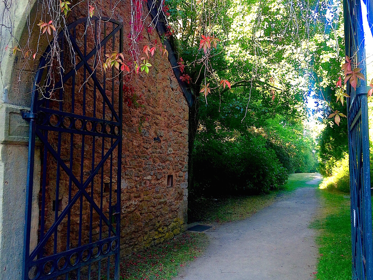 Der Eingang zum "Garten der Stille"  im Kloster Steinfeld