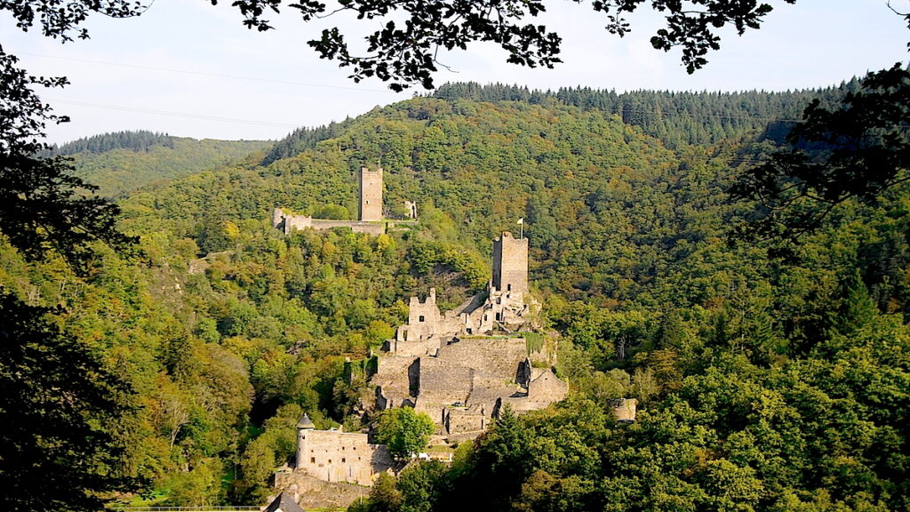 Manderscheid ist eine besonders schöne Etappe auf dem Lieserpfad – ein Eifel Wanderweg