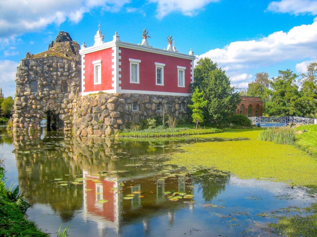 Die Insel Stein im Gartenreich beherbergt auch einen künstlichen Vulkan