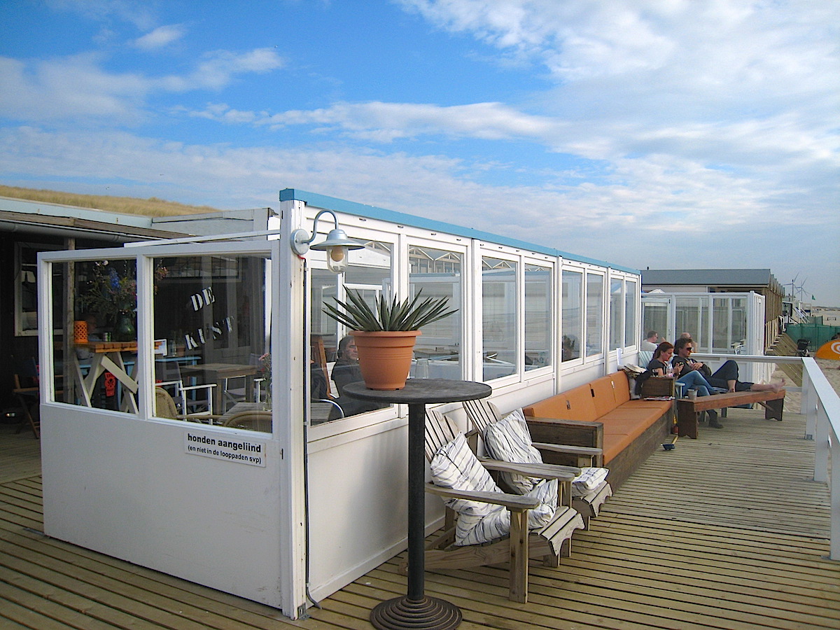 Gleich neben den Strandschlafhäusern in Holland gibt es schöne Restaurants