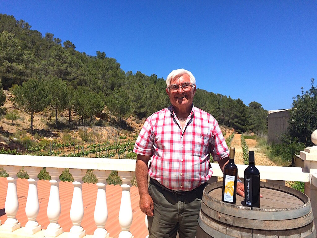 Winzer Jose Bonet bietet unterhaltsame Weinproben für Urlauber an