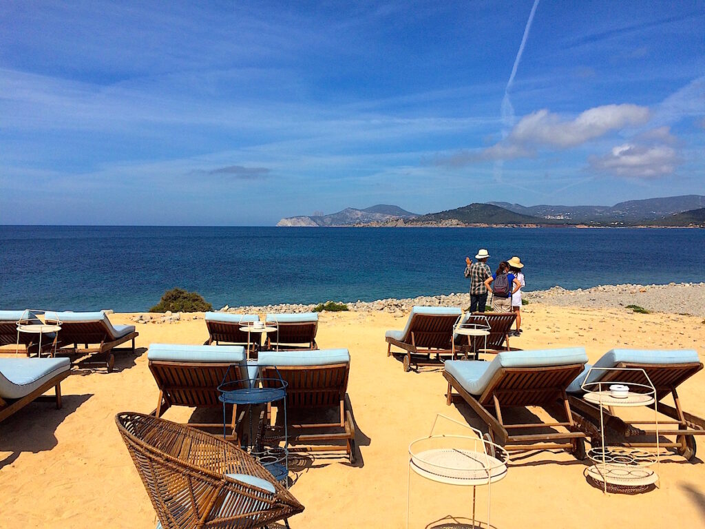 Das Strandrestaurant Experimental Beach liegt in Ses Salinas und bietet neben erfrischenden Getränken auch einen sensationellen Blick auf den Sonnenuntergang