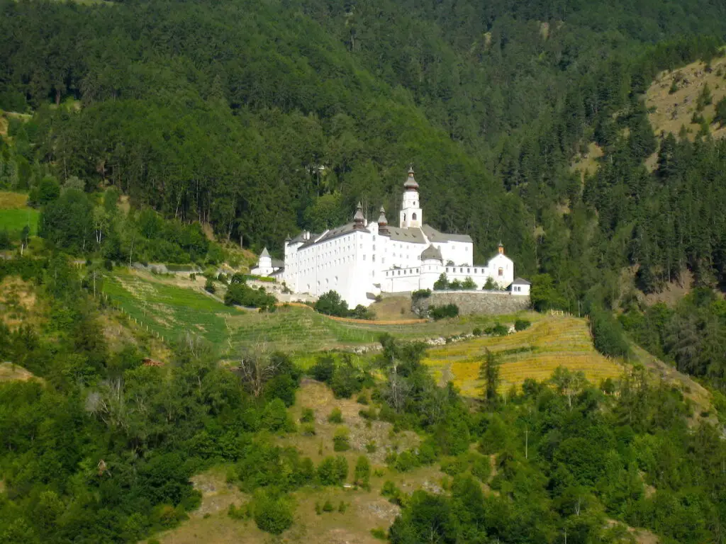 Weiß und mächtig thront das Kloster Marienberg in Südtirol 