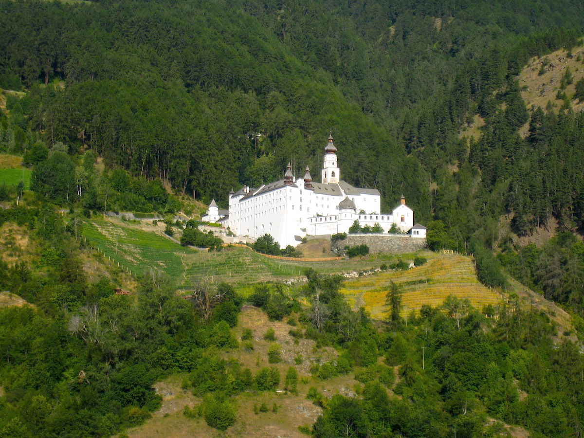 Weiß und mächtig thront das Kloster Marienberg in Südtirol