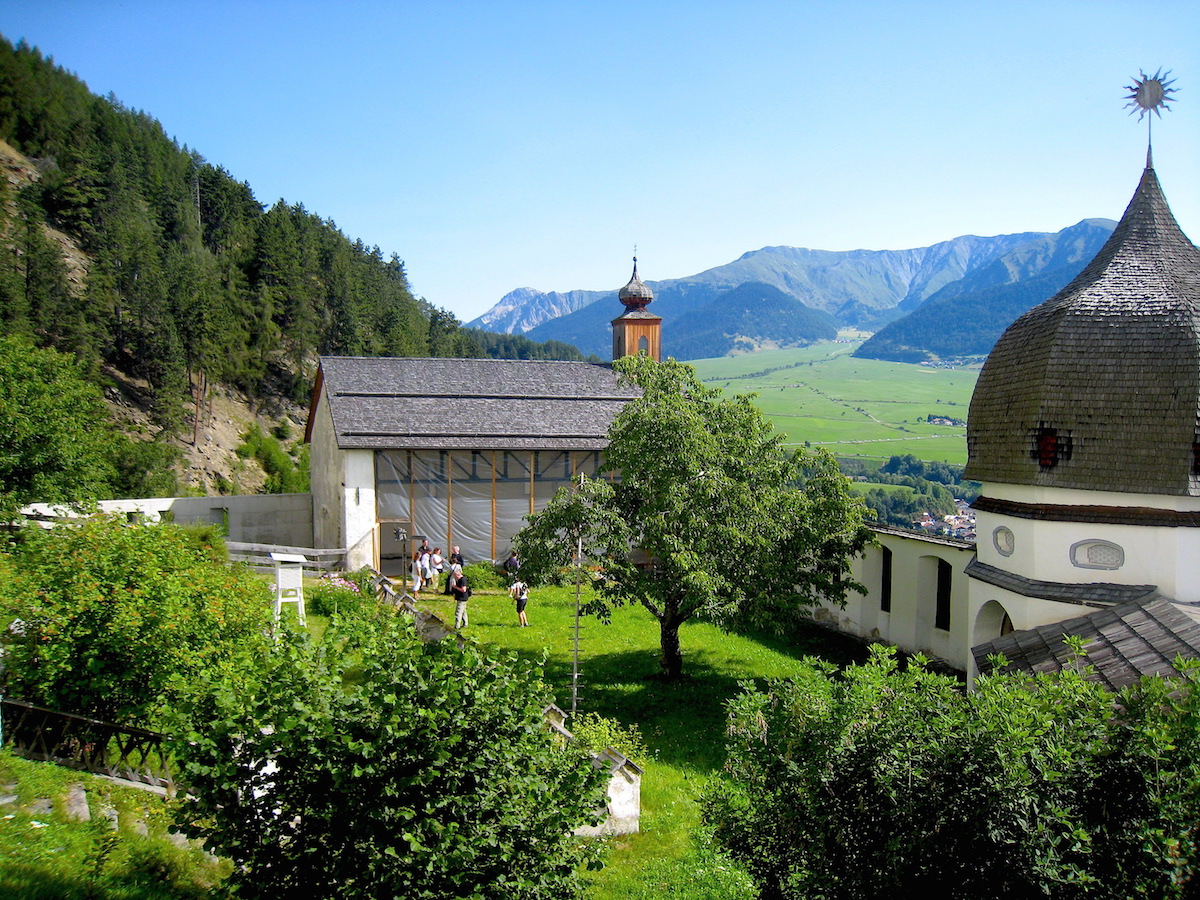 Wunderschön ist der Klostergarten, gleich unterhalb wird seit kurzem Wein angebaut