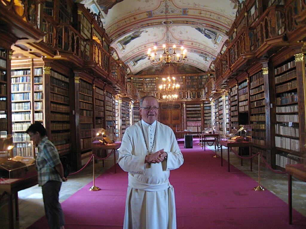 Abt Martin Felhofer in der Bibliothek des Klosters