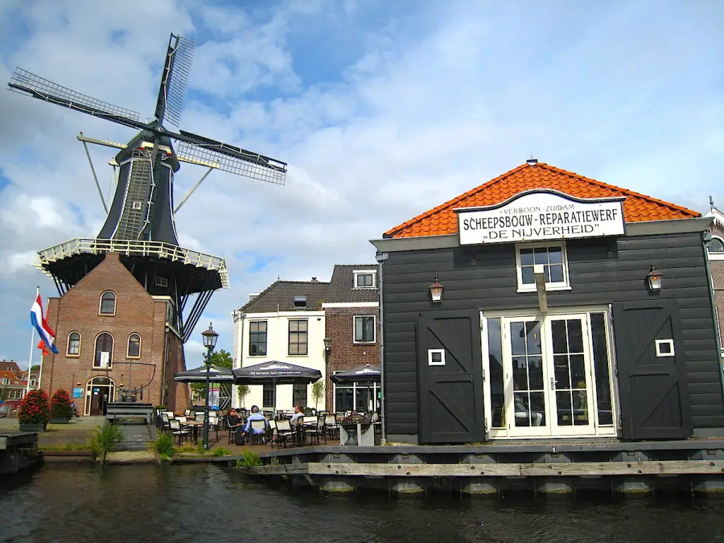 Die historische Mühle De Adriaan in Haarlem