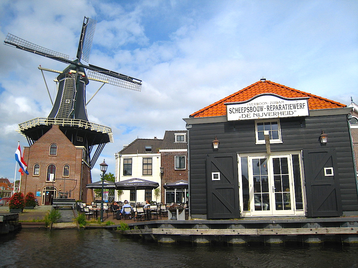 Die historische Mühle De Adriaan in Haarlem