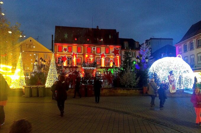 Farbenprächtige Fantasiewelt - der Weihnachtsmarkt in Hagenau