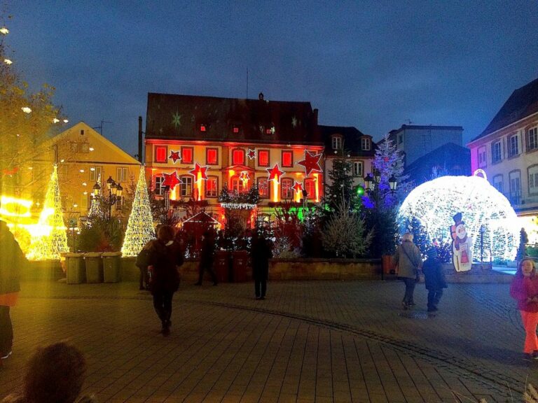 Farbenprächtige Fantasiewelt - der Weihnachtsmarkt in Hagenau