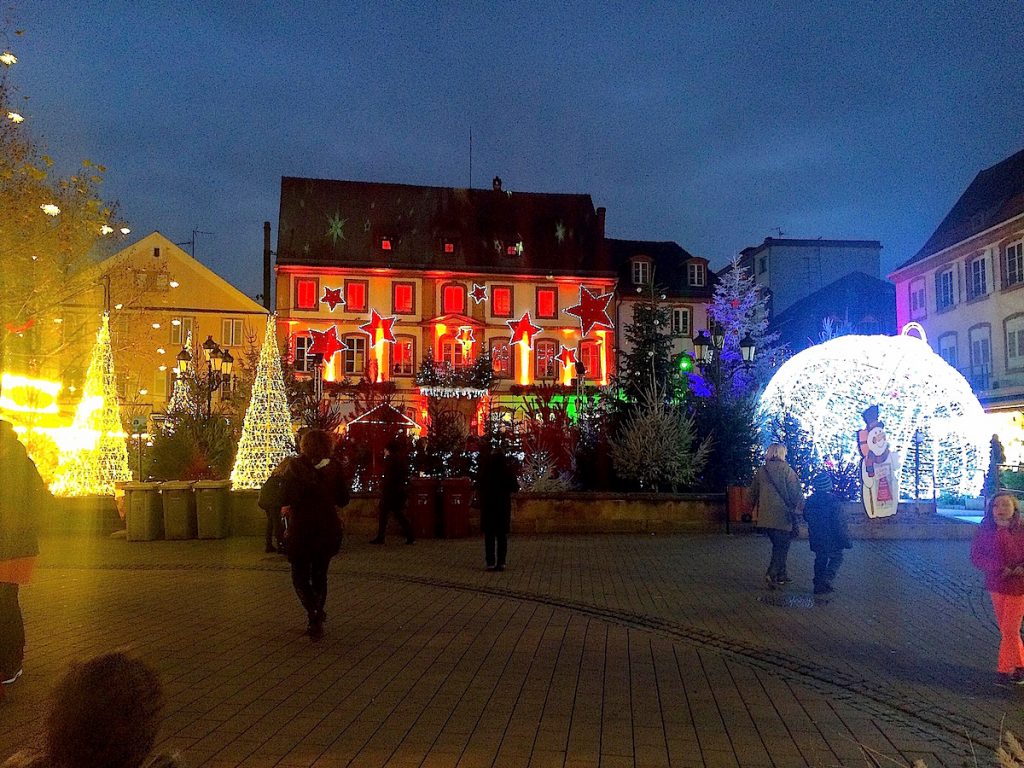 Farbenprächtige Fantasiewelt - der Weihnachtsmarkt in Hagenau hat es in die Top 5 der überraschendsten Weihnachtsmärkte geschafft 
