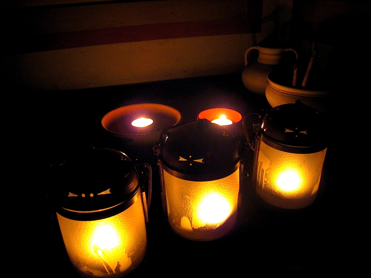 Laternen und Kerzen sorgen für Stimmung