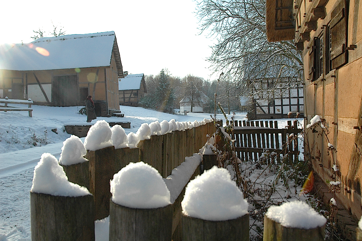 Das Freilichtmuseum Kommern ist in den Wintermonaten besonders stimmungsvoll und zählt deshalb zur Top 5 der überraschendsten Weihnachtsmärkte