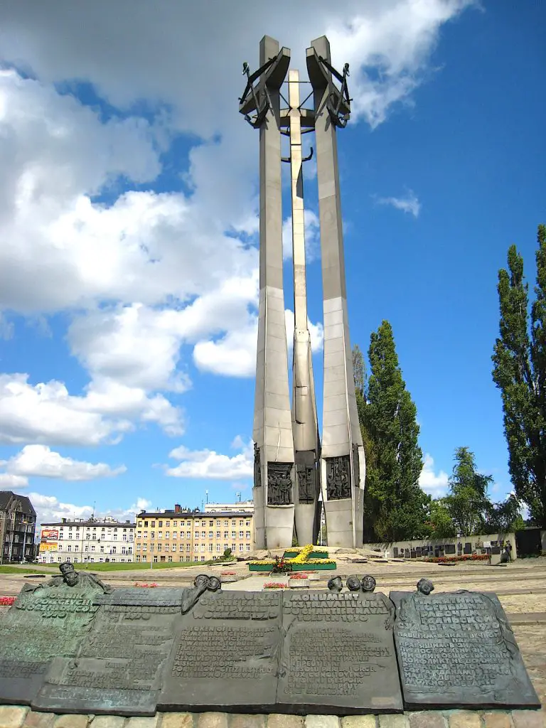 Dieses Denkmal steht vor der Werft in Danzig und erinnert an die getöteten Arbeiter