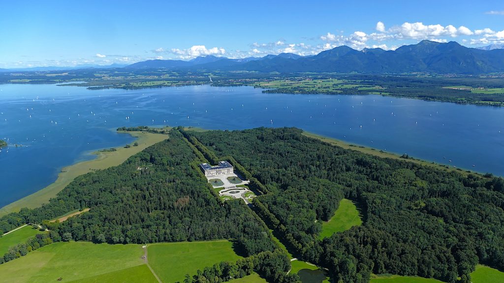 Das Chiemsee-Alpenland genießen Herreninsel von oben © Chiemsee-Alpenland Tourismus