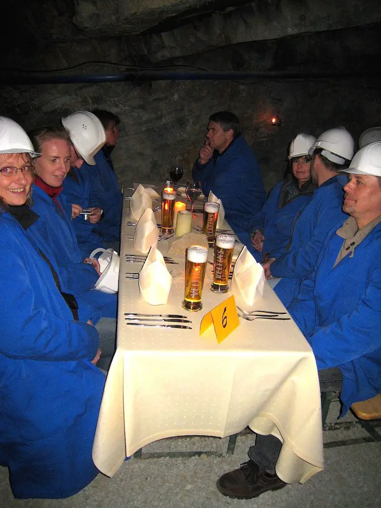 Unterirdische Welten: das Gruben-Light-Dinner in Ramsbeck. Die Stimmung in der alten Erzgrube ist gut. 