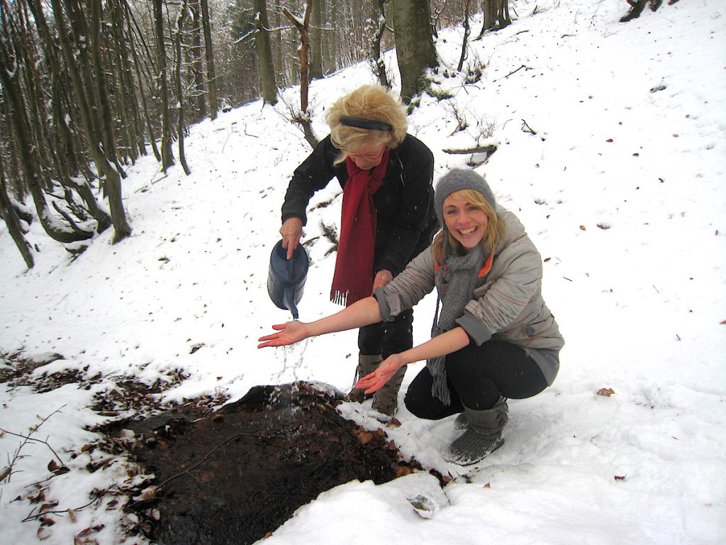 Die kostenlosen Kneipp-Wanderungen finden rund ums Jahr und sogar im tiefen Schnee statt - Reiseexpertin Antje Zimmermann hatte mit 