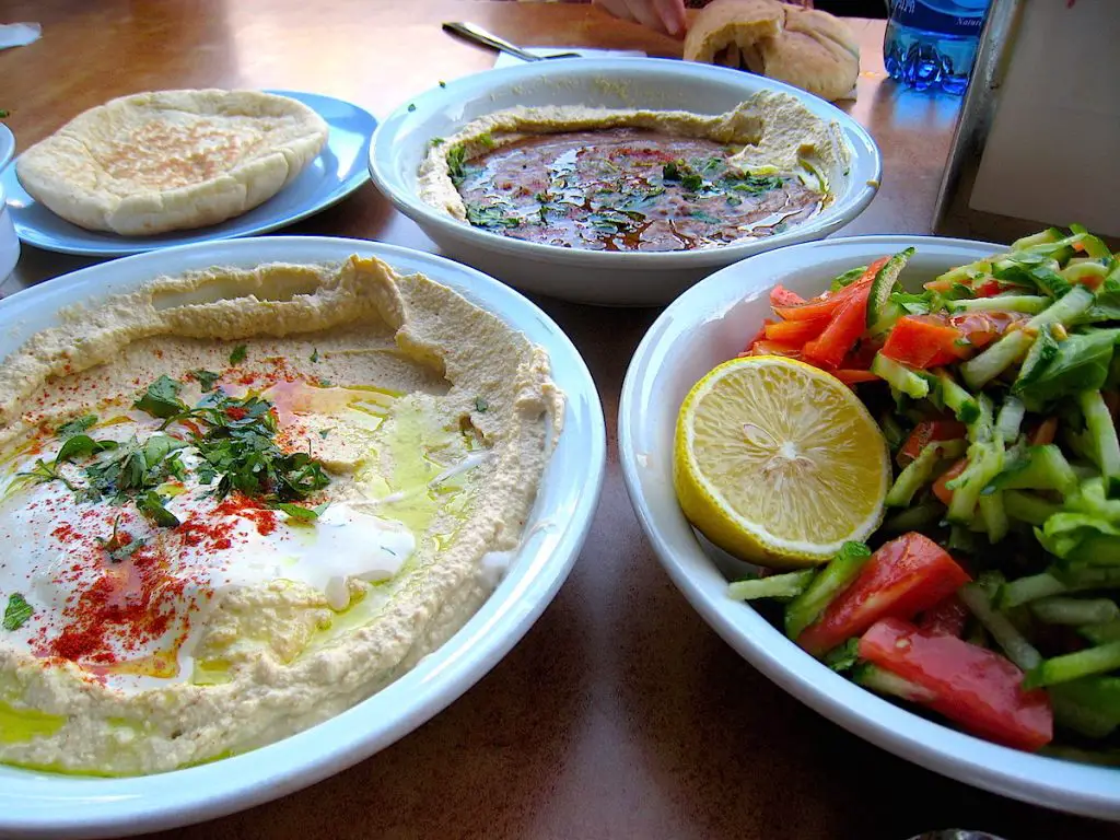Tel Aviv, die pulsierende Metropole am Mittelmeer - Köstlich und günstig - Humus bei Dani's Diner
