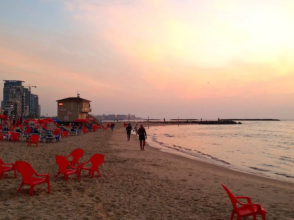 Tel Aviv, die pulsierende Metropole am Mittelmeer Strand 