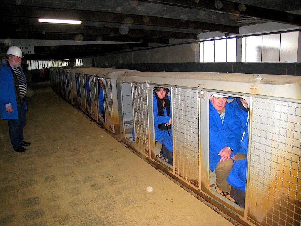 Top 10 der schönsten Wintererlebnisse in NRW- Melaten ist berühmt für seine kolossalen Grabmäler im Stil von Leni Riefenstahl Mit der Grubenbahn geht es zum Candle-Light-Dinner unter Tage