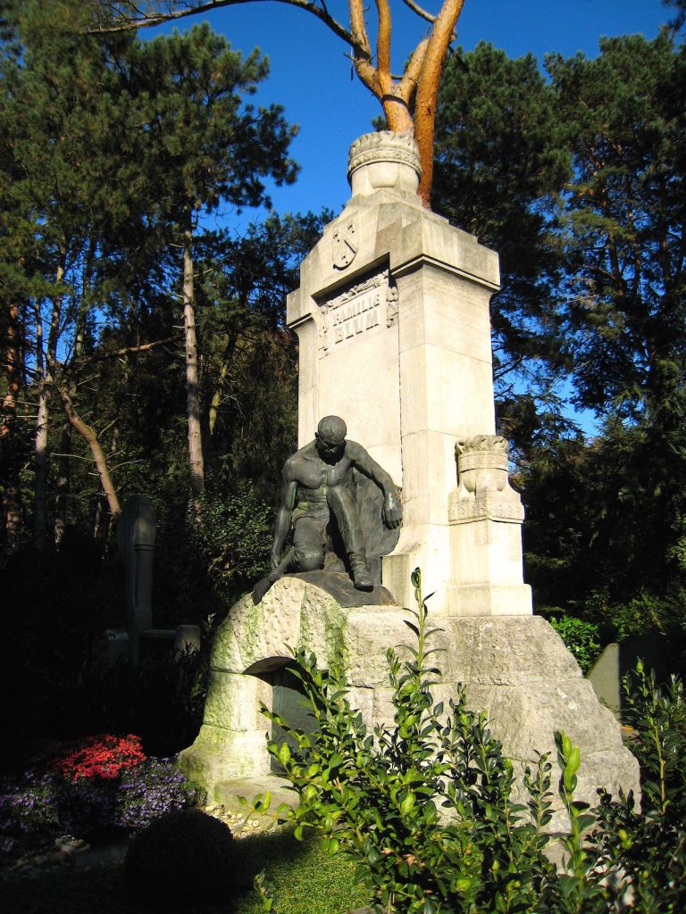 Der Melaten Friedhof in ist berühmt für seine kolossalen Grabmäler im Stil von Leni Riefenstahl