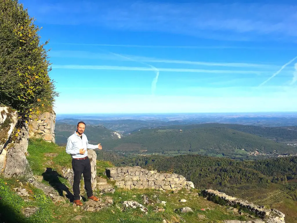Okzitanien – das geheimnisvolle Land der Katharer - Tristan in den Ruinen der Katharer-Siedlung