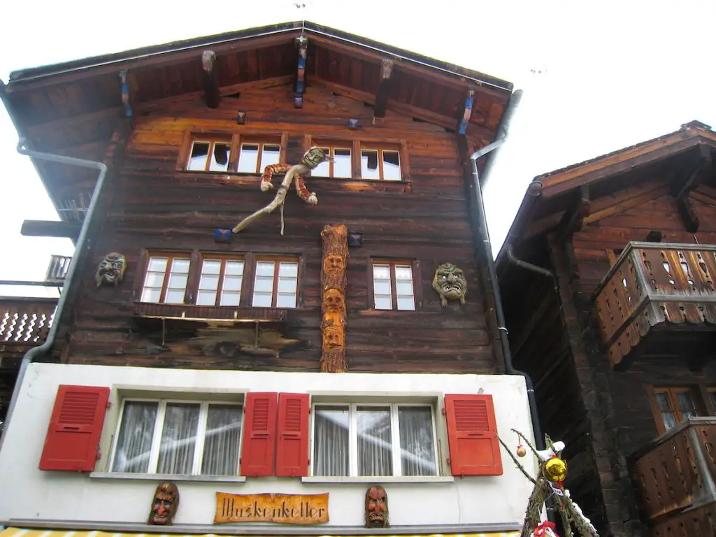 Tschäggättä - Unheimlicher Fastnachtsbrauch im Schweizer Lötschental - Der Maskenkeller in Wiler ist ein Museum