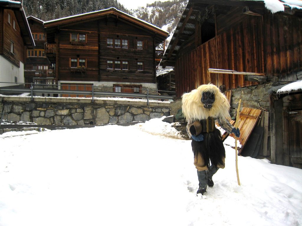 Tschäggättä - Unheimlicher Fastnachtsbrauch im Schweizer Lötschental - Und wenn es dämmert, kommen die Tschäggätta raus