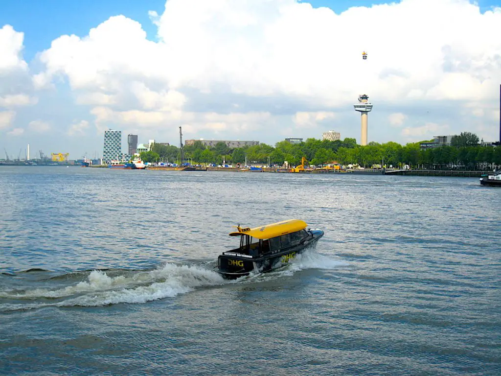  Wassertaxi in Rotterdam
